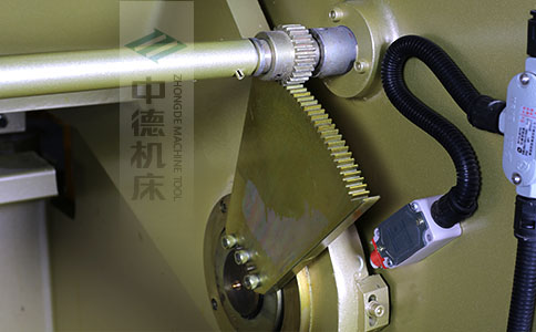 ZDS-840采用高精度刀片間隙調節齒輪，經過淬火高硬度又耐磨，表面鍍鋅不生銹，長年累月使用依然有很高的調節精度.jpg