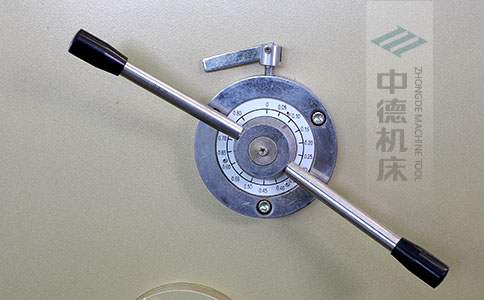 ZDS-840剪板機刀片間隙手動調節器，刻度清淅，調節省力又簡便.jpg