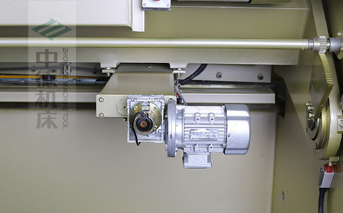ZDS-840剪板機后檔料結構，平行度高，并采用國內一流品牌軸承，耐磨抗壓壽命長.jpg